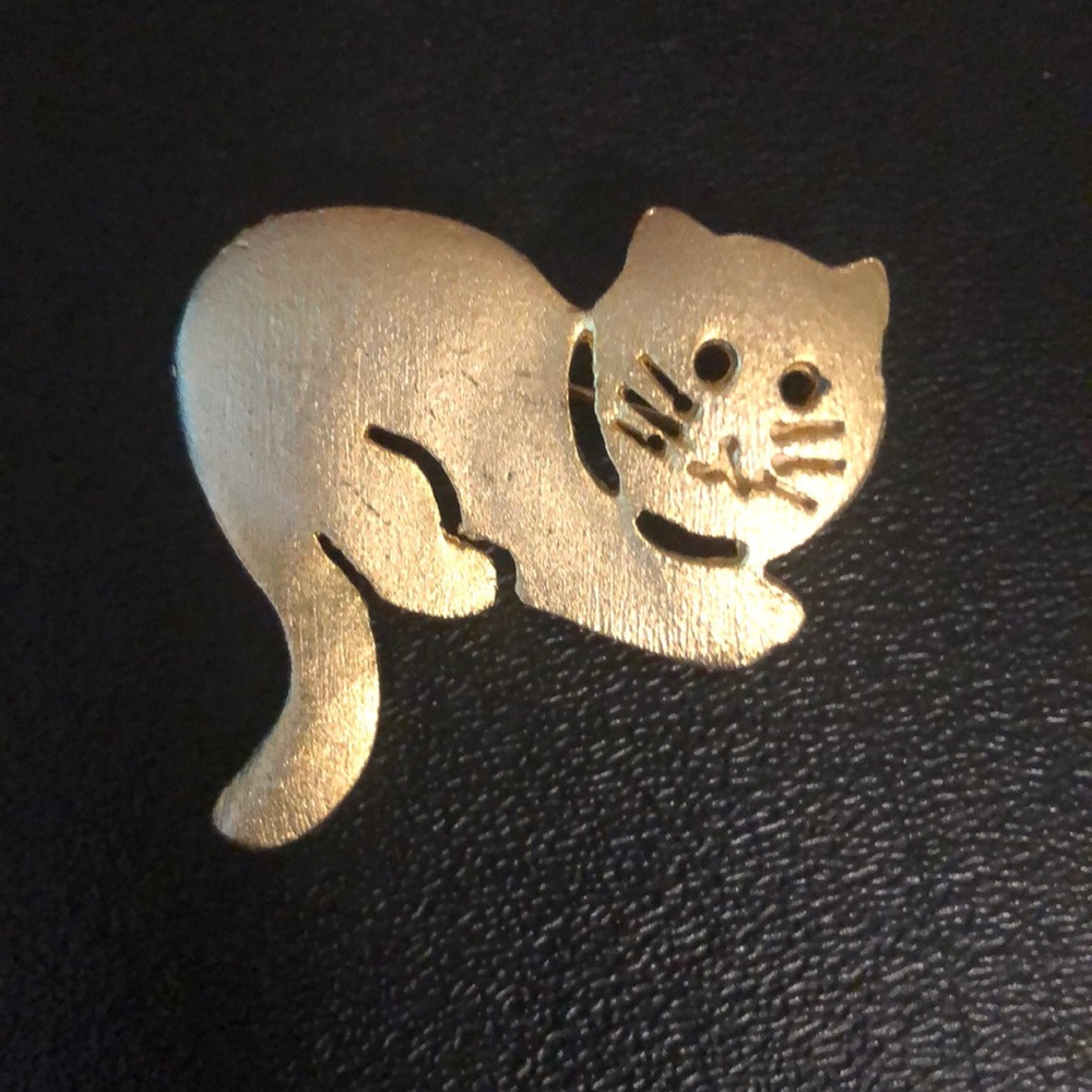 Vintage Curious Cat Pin in Gold